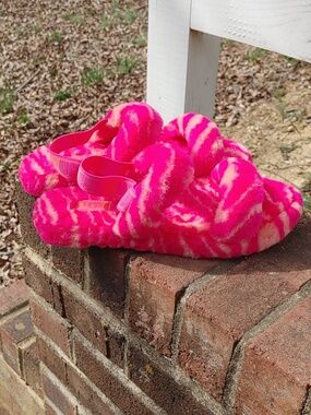 UGG Oh Yeah Pink Zebra Slipper Size 6 (Youth) (1301)